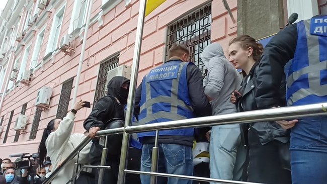 Титушки сорвали развернутый под судом баннер Стус чекає. Медведчук під арешт!, произошла потасовка 15 Титушки сорвали развернутый под судом баннер Стус чекає. Медведчук під арешт!, произошла потасовка 15