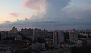 В небе над Киевом появилось облако, похожее на ядерный гриб: синоптики объяснили явление. ФОТОрепортаж