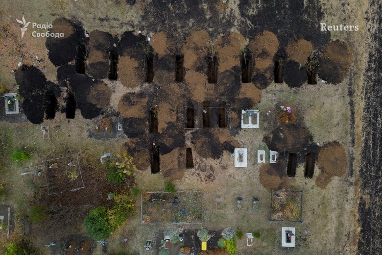 Нові могили на цвинтарі у Грозі на Харківщині, де росіяни убили 52 людей 03