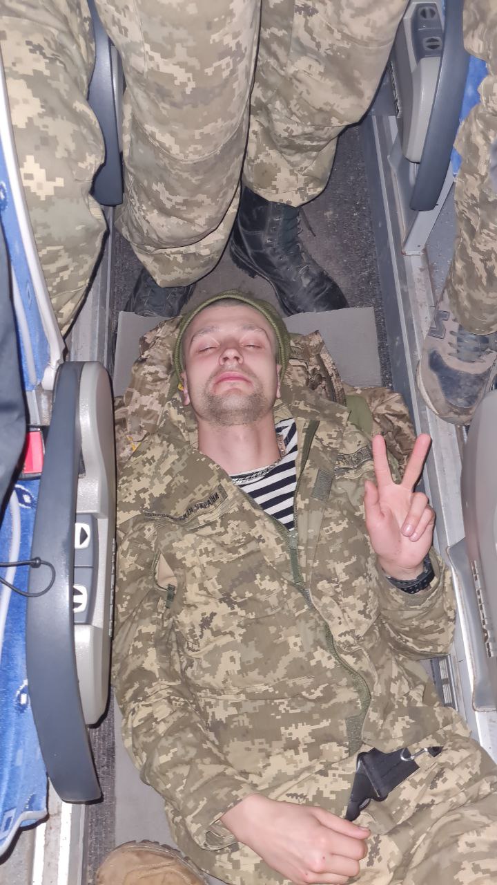 Боец с четырьмя контузиями Майдан: Недавно не мог вспомнить, сколько мне лет, 37 или 38. Доктор говорит: давай посчитаем… 05