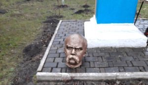 Найдены вандалы, обезглавившие памятник Шевченко в Ивано-Франковской области, - Нацполиция