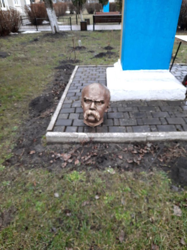 В Івано-Франківській області вандали обезголовили памятник Шевченку 02