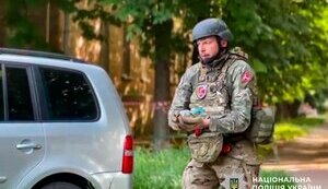 Массированная ракетная атака РФ на Киев: неразорвавшиеся кассетные боеприпасы взрывотехники вынесли из квартир жилого дома. ФОТОРЕПОРТАЖ