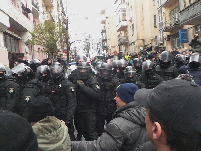 Прихильники Саакашвілі намагаються прорвати кордон поліції 10