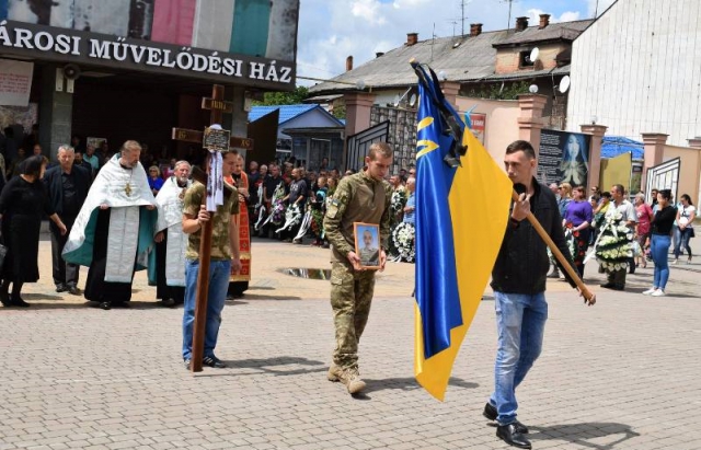 С погибшим в зоне АТО бойцом 128-ой бригады Брычаком простились на Закарпатье 02