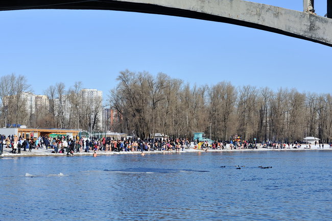 Купание в Днепре: в Киеве празднуют Крещение 08