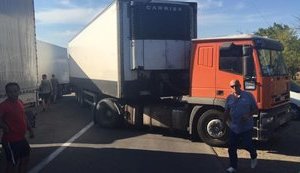 Дальнобойщики, которых не пускали в Крым, пытались заблокировать организаторов блокады. ВИДЕО