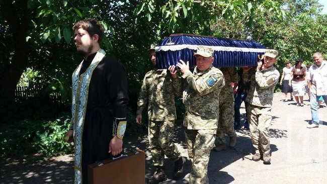 С бойцом 17-й танковой бригады Александром Лыном, погибшим на Донбассе, простились на Днепропетровщине 03