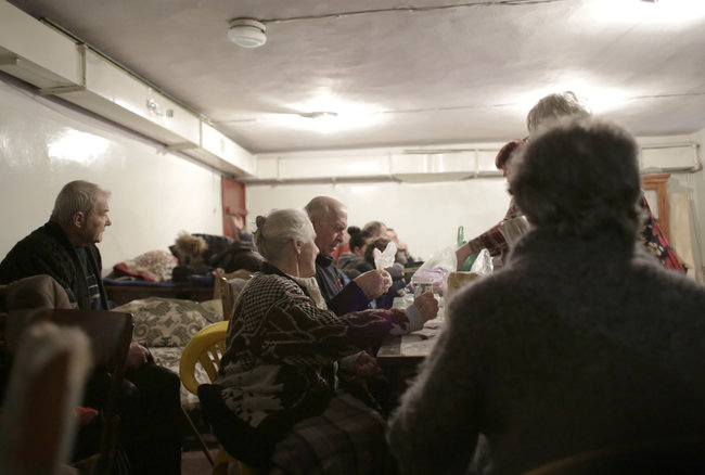 Бронежилет не дає притиснутися до землі щільніше, відчуття безпорадності: Приїхав, бл...дь, фотограф! Познімати це Дебальцеве! Отче наш..., - розповідь військового фотографа Анатолія Степанова 14