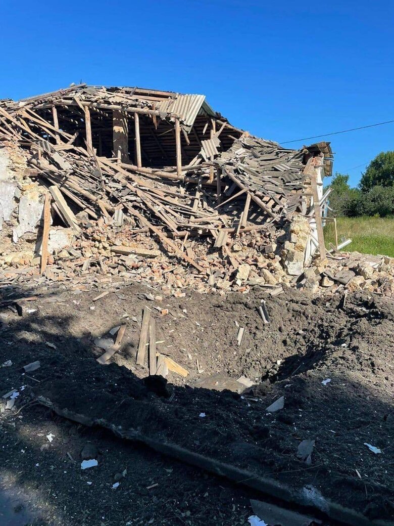 Последствия удара по Эсманьской громаде Сумщины: Разбитая школа и сельхозпредприятие 01