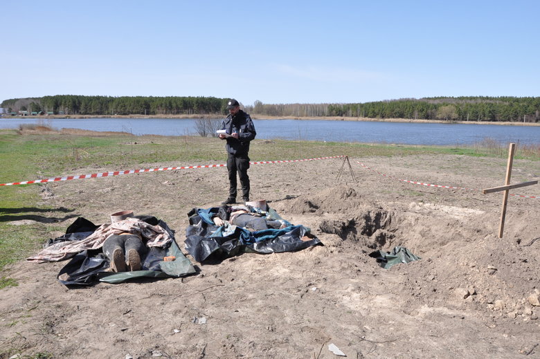 Поліція ексгумувала тіла матері та сина, вбитих росіянами, які безпідставно обстрілювали вулиці та будинки у Ваблі під Бучею 03