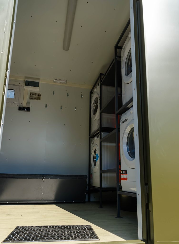 45-та артилерійській бригада отримала 4 вантажівки DAF та 4 лазне-пральних комплекси 04