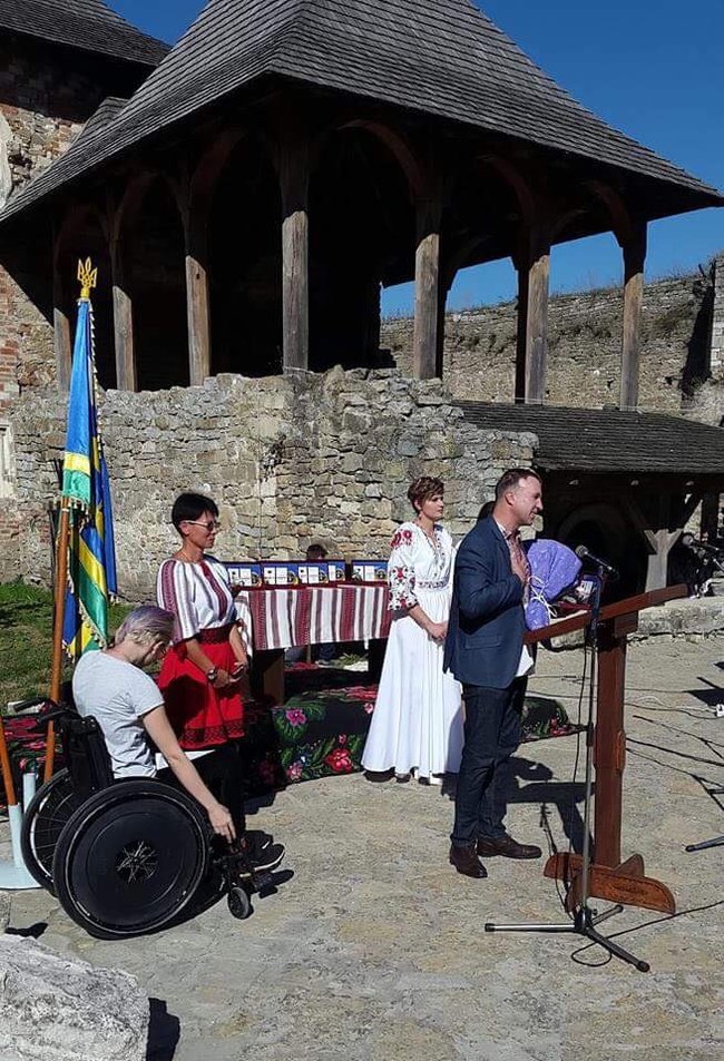 Народний герой України в Хотині: шість недержавних нагород вручили у дворі старовинної фортеці на Буковині 06