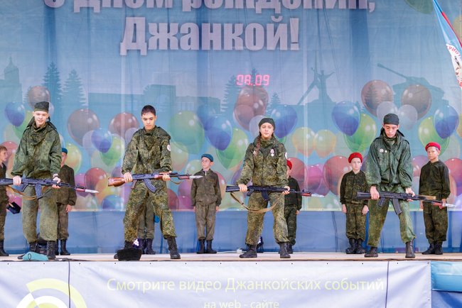 Автоматы, пистолеты, шашки и лопаты: оккупанты на День города в Джанкое заставили детей показывать сценки с убийствами 15