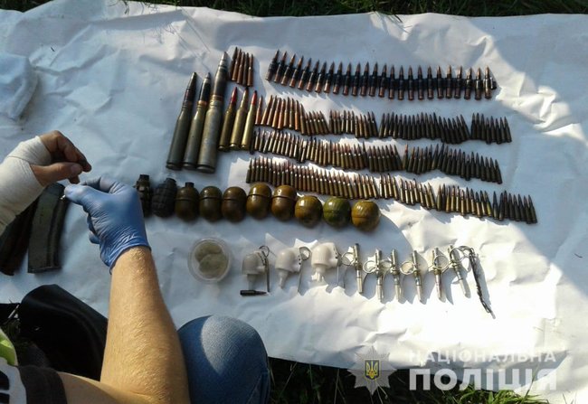 Двоє жителів Дніпропетровщини продавали зброю в соцмережі, товар висилали поштою, - Нацполіція 01