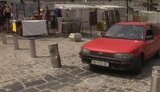Водії-вандали на Андріївському узвозі в Києві трощать дорогі боларди, поліція не діє. ВIДЕО