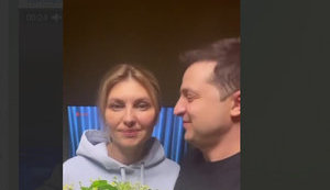 Супруги Зеленские записали видео с букетом: "Мы вместе, мы дома, мы в Украине". ВИДЕО