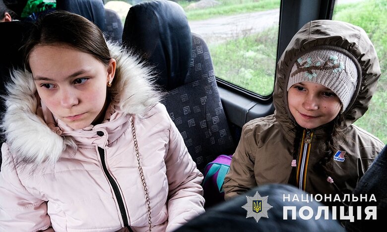 Пять детей с родителями эвакуировали из Красногоровки 02