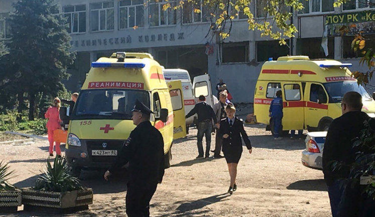 Студенты во время стрельбы выбираются из керченского колледжа. ВИДЕО