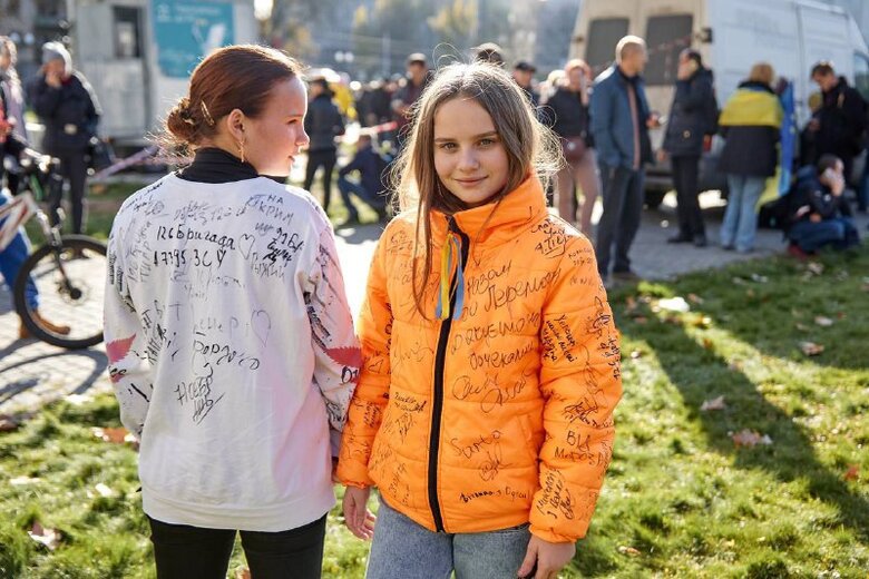 У деокупованому Херсоні діти просять воїнів ЗСУ залишати їм автографи прямо на одязі 02