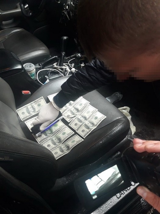 Посадовця мерії Житомира затримали на хабарі $1000, - СБУ 03