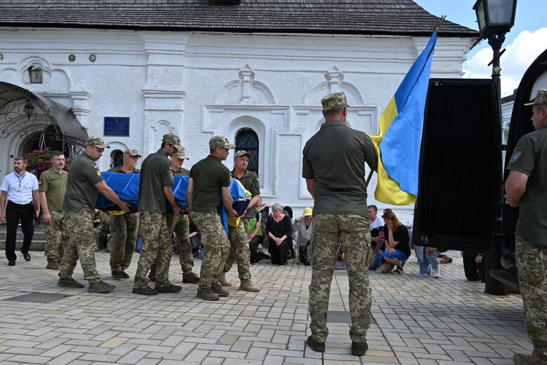 Зі скрипалем та воїном Давидом Якушиним, який загинув у бою з окупантами, попрощалися в Києві 09