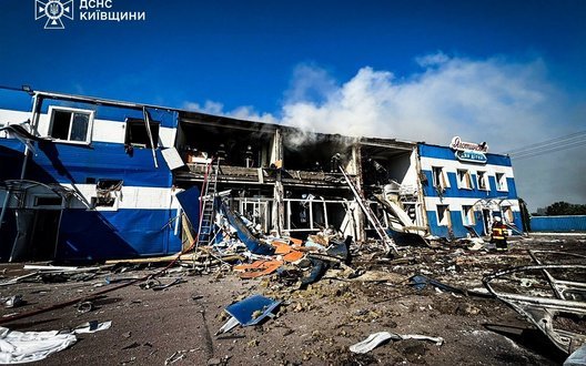 Наслідки удару РФ по підприємству харчової промисловості на Київщині: 4 загиблих. ФОТОрепортаж