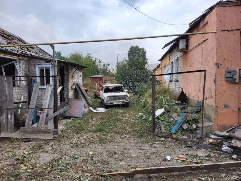 Рашисти вдарили по Куп’янську авіабомбою: Пошкоджено будинки та знищено цивільні авто, поранення дістали 2 особи 03