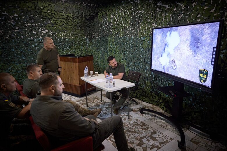 Зеленський відвідав бригади, які ведуть наступальні дії в межах ОТУ Соледар 09