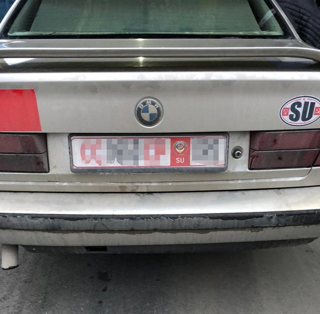 BMW на фейковых номерах с советской символикой задержан на границе с Молдовой 01