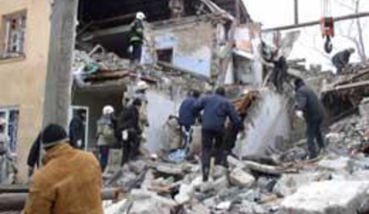 В Орджоникидзе в жилом доме произошел взрыв газа. ФОТОрепортаж.