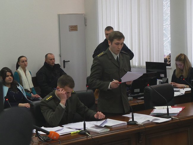 Після клопотань Хмари і Крат про взяття Савченко на поруки суд пішов радитися 04