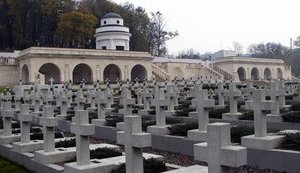 Польща хоче створити в Україні кладовища, на яких будуть ховати виявлені під час ексгумації останки поляків