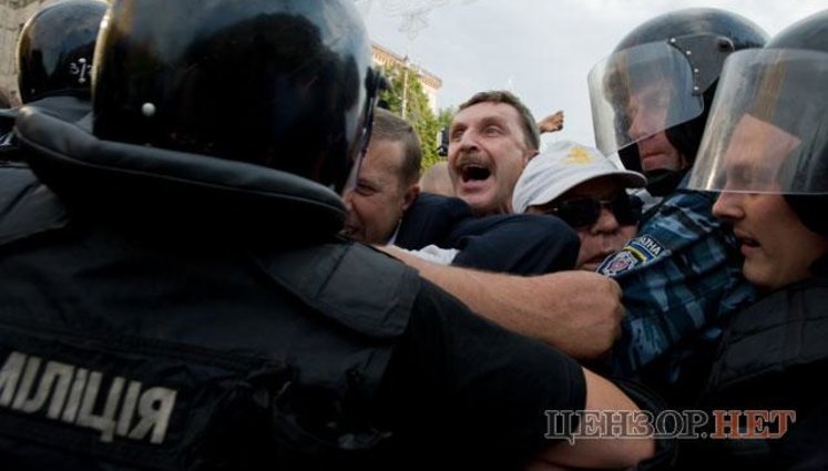 Бойцы "Беркута" "задавили" протестующих на Майдане: есть пострадавшие. ФОТОрепортаж