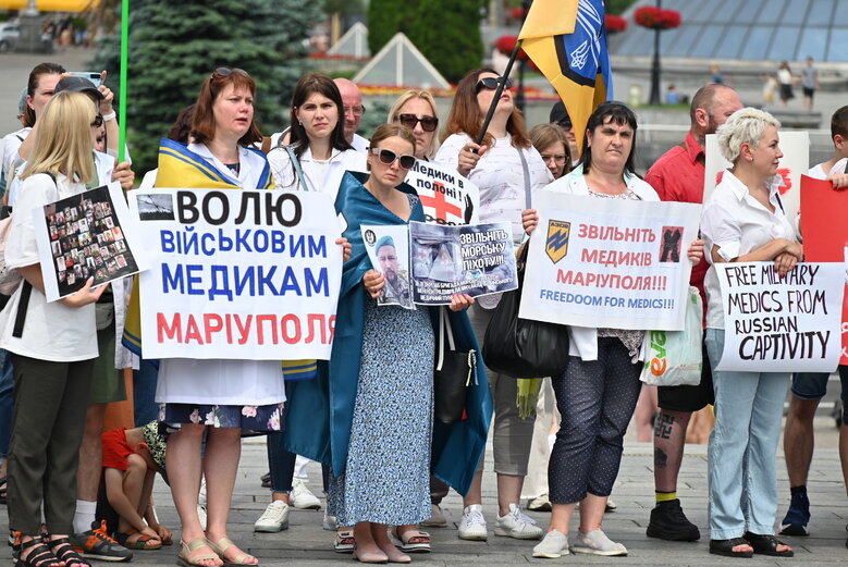 Акція на підтримку полонених військових медиків відбулася на Майдані Незалежності 13