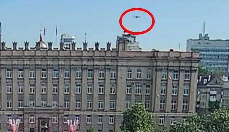 Неизвестный беспилотник ударил по зданию правительства Белгородской области РФ. ВИДЕО