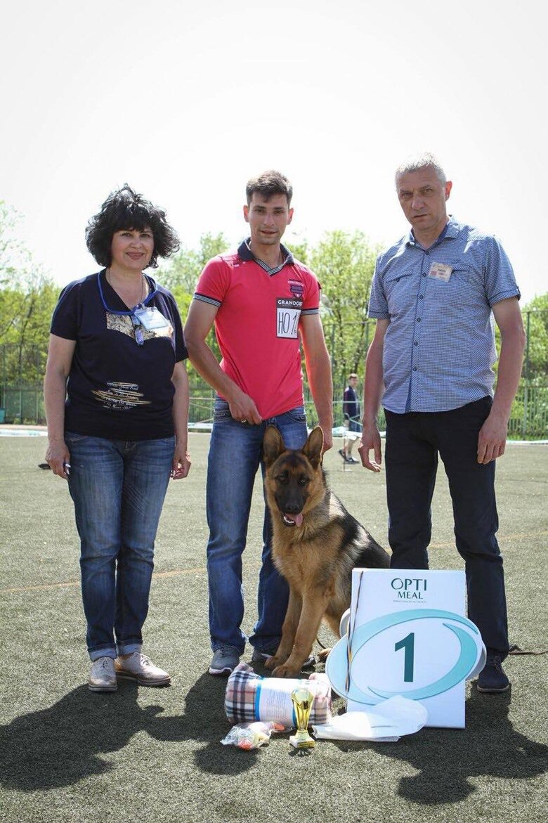 С моря их лупили с кораблей, с самолетов сбрасывали многотонные бомбы, кадыровцы расстреливали с танков, а дэнээровцы бегали там с автоматами. Но наши до последнего все равно выполняли боевые задачи, – мама защитника Мариуполя Степана Еременко 04