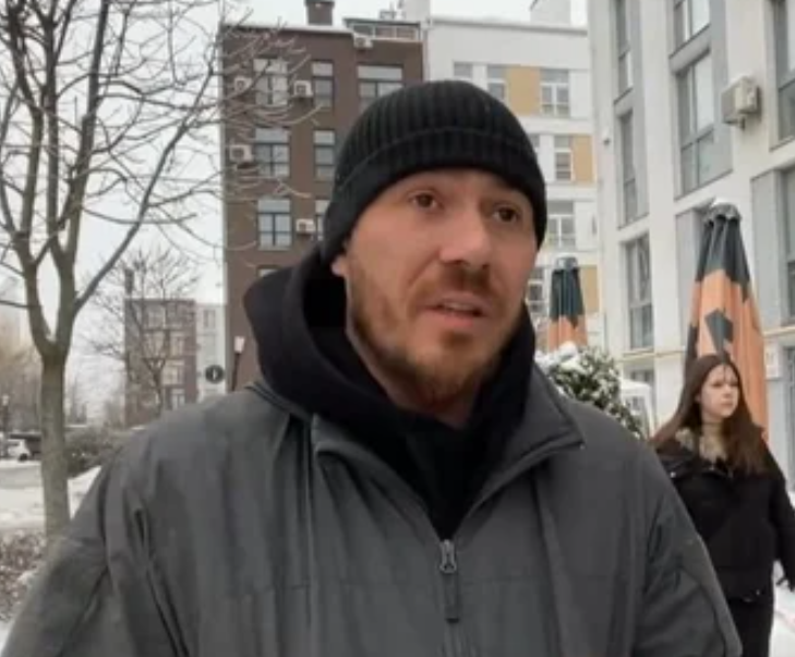 Зеленський нагородив військового та журналіста за порятунок людей після обстрілів