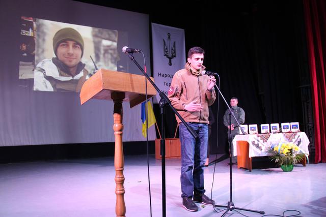 "Спасибі за те, що вручаєте ордени молодим хлопцям, простим солдатам". Бійці, які відзначилися на Донбасі, стали Народними героями України 07