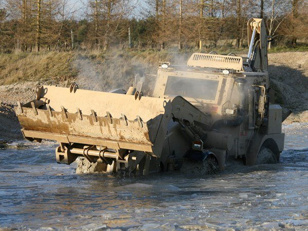Швидкісний броньований екскаватор-навантажувач JCB HMEE