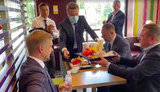 Гамбургер вместо шаурмы: Зеленский в Днепре пошел в McDonald