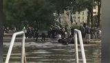 Учасники акції в Мінську стрибали в річку, тікаючи від силовиків. Рятувальників, які витягувати їх з води, знайшли і затримали. ВIДЕО
