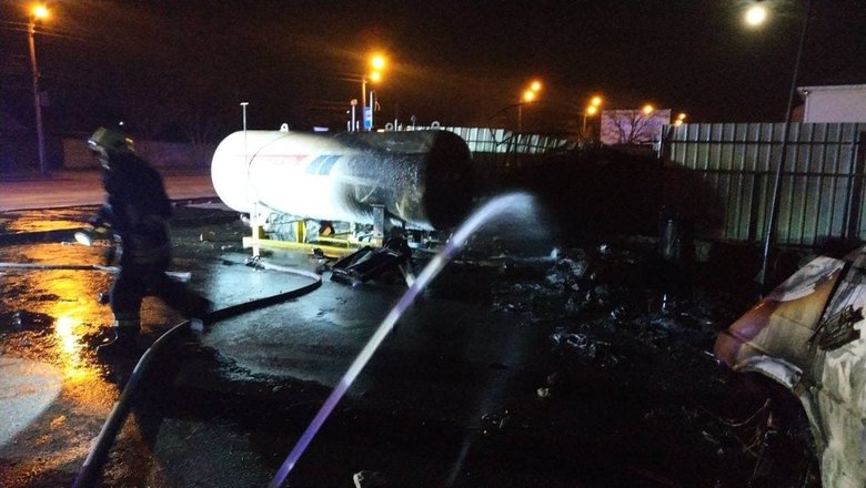 Ночью на Полтавщине пылала АЗС: микроавтобус врезался в цистерну с газом 05