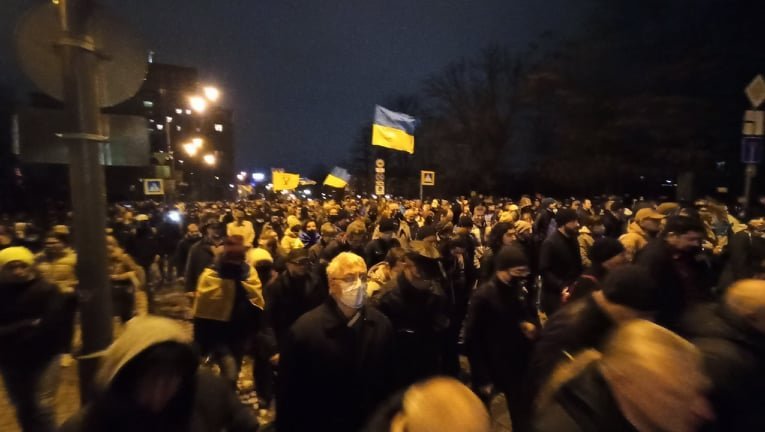 Щурів на Банковій нудить: Активісти вирушили під будівлю Офісу Президента, сталися сутички 06