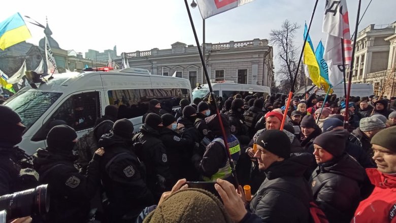 Акція SaveФОП у центрі Києва: мітингувальників відтіснили із Хрещатика, вони прямують під Раду 14