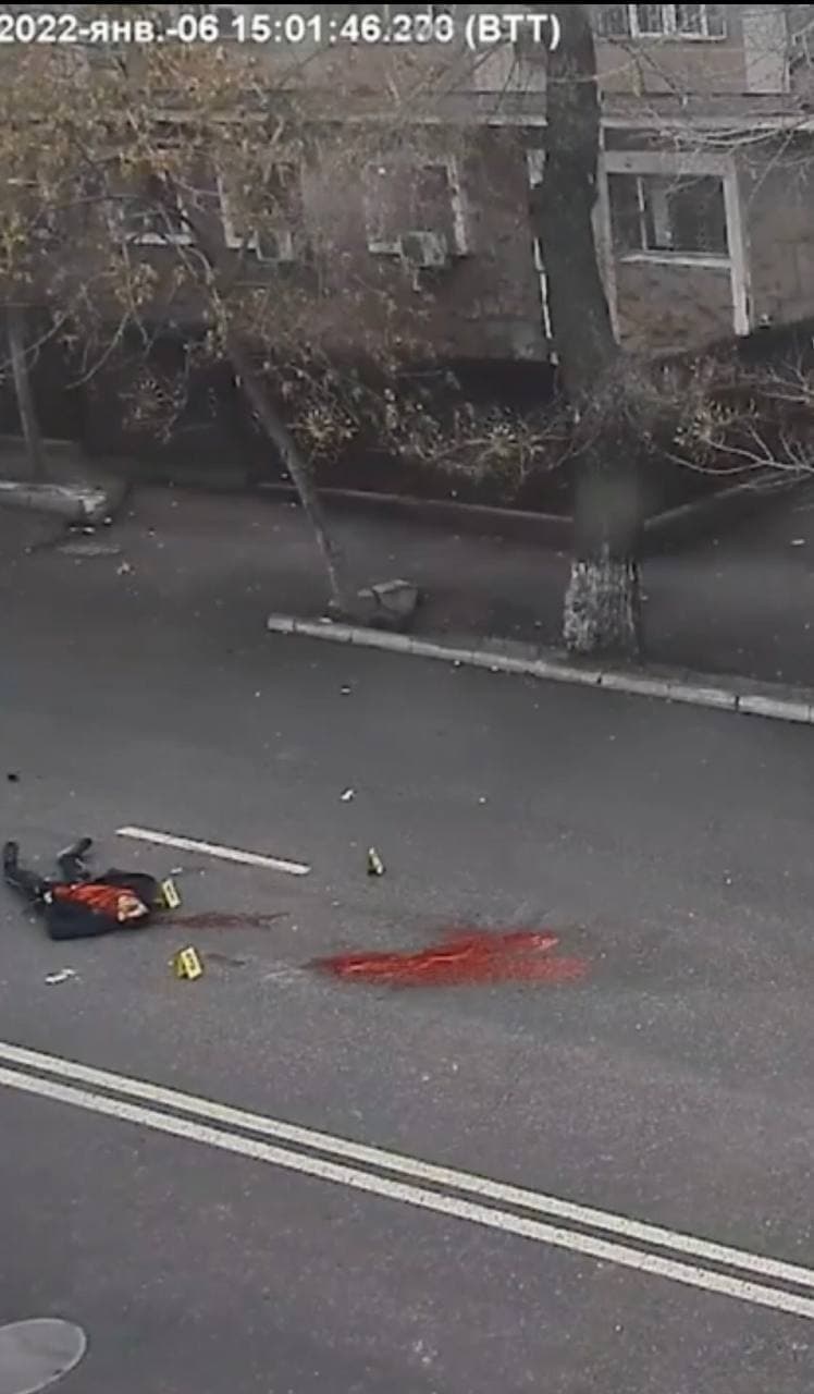 трупы голых девушек Протесты в Казахстане: Труп застреленного демонстранта лежит посреди улицы  в Алматы. ФОТО 18+ | Цензор.НЕТ