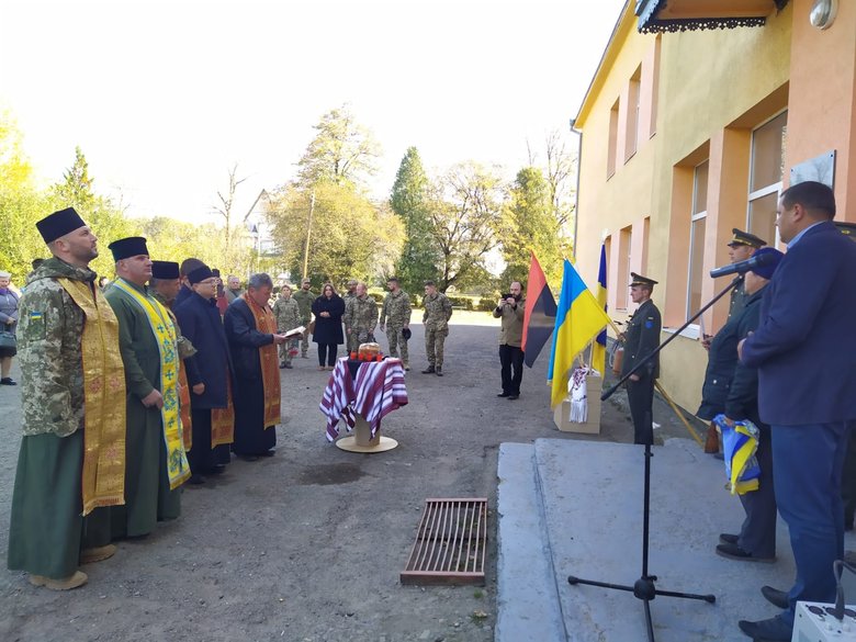 Меморіальну дошку загиблому воїну Василю Мочернюку встановили на Прикарпатті 04