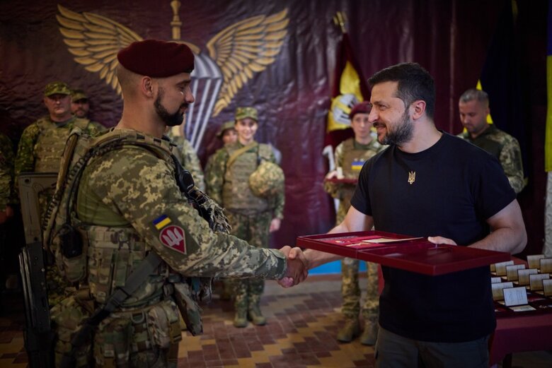 Командиру 36-й ОБрМП Сикозе и комбату 46-й ОАэмБр Дмитруку присвоено звание Герой Украины 02