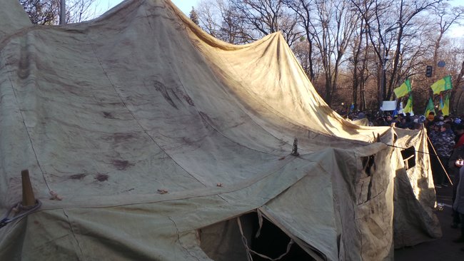 Митингующие против рынка земли установили под Радой палатки 06