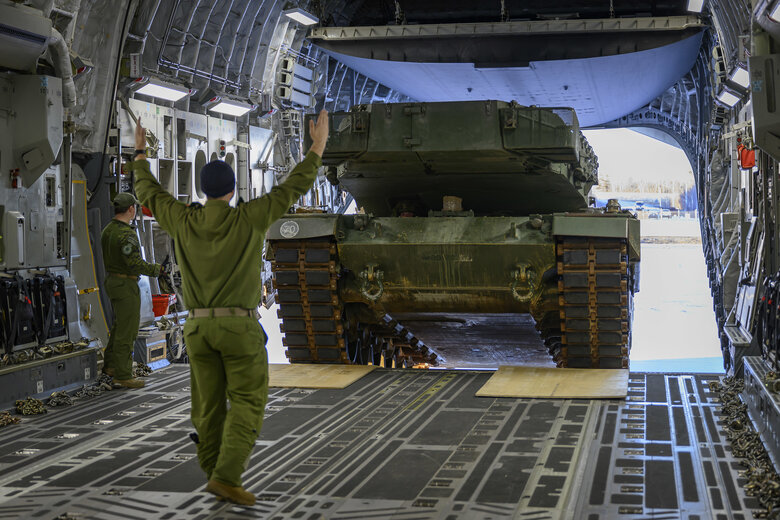 Канада показала, як доставляли у літаку танки Leopard 2 для України 02